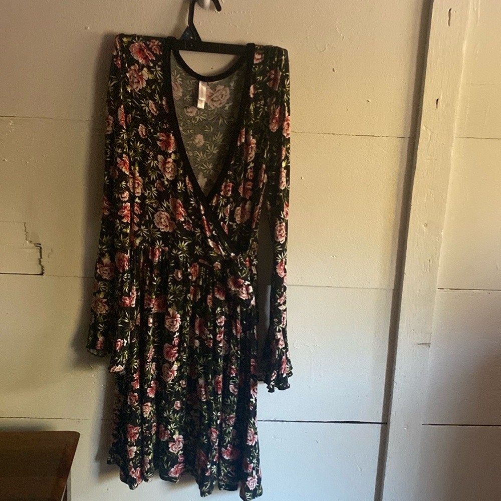 Size XS  red floral bell sleeve V-neck exhilaration dress